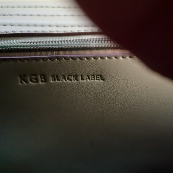 Elegant Green Crossbody Bag - Picture 2 of 3